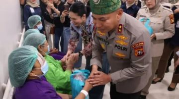 Keterangan Foto: Kapolda Riau Irjen Dr H Herry Heryawan, SIK, MH, M.Hum, saat menyapa warga yang menjalani operasi katarak gratis dalam rangka menyambut Hari Bhayangkara ke-80, di RS Awal Bros Panam, Pekanbaru. 