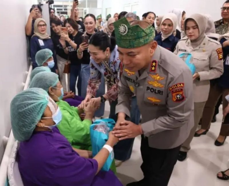 Keterangan Foto: Kapolda Riau Irjen Dr H Herry Heryawan, SIK, MH, M.Hum, saat menyapa warga yang menjalani operasi katarak gratis dalam rangka menyambut Hari Bhayangkara ke-80, di RS Awal Bros Panam, Pekanbaru. 