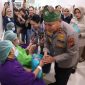 Keterangan Foto: Kapolda Riau Irjen Dr H Herry Heryawan, SIK, MH, M.Hum, saat menyapa warga yang menjalani operasi katarak gratis dalam rangka menyambut Hari Bhayangkara ke-80, di RS Awal Bros Panam, Pekanbaru. 