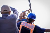 Keterangan Foto : Wali Kota Pekanbaru, Agung Nugroho, secara simbolis memotong kabel udara dengan gunting besi sebagai tanda dimulainya penertiban kabel semrawut di Pekanbaru. (dok.ist)
