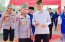 Keterangan foto : Kapolda Riau, Irjen Pol. Herry Heryawan, bersama Wali Kota Dumai, H. Paisal, SKM., MARS., saat penanaman mangrove di pesisir Dumai.
