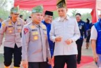 Keterangan foto : Kapolda Riau, Irjen Pol. Herry Heryawan, bersama Wali Kota Dumai, H. Paisal, SKM., MARS., saat penanaman mangrove di pesisir Dumai.
