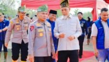 Keterangan foto : Kapolda Riau, Irjen Pol. Herry Heryawan, bersama Wali Kota Dumai, H. Paisal, SKM., MARS., saat penanaman mangrove di pesisir Dumai.
