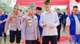 Keterangan foto : Kapolda Riau, Irjen Pol. Herry Heryawan, bersama Wali Kota Dumai, H. Paisal, SKM., MARS., saat penanaman mangrove di pesisir Dumai.
