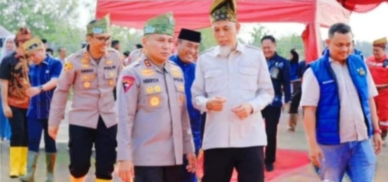 Keterangan foto : Kapolda Riau, Irjen Pol. Herry Heryawan, bersama Wali Kota Dumai, H. Paisal, SKM., MARS., saat penanaman mangrove di pesisir Dumai.
