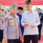 Keterangan foto : Kapolda Riau, Irjen Pol. Herry Heryawan, bersama Wali Kota Dumai, H. Paisal, SKM., MARS., saat penanaman mangrove di pesisir Dumai.
