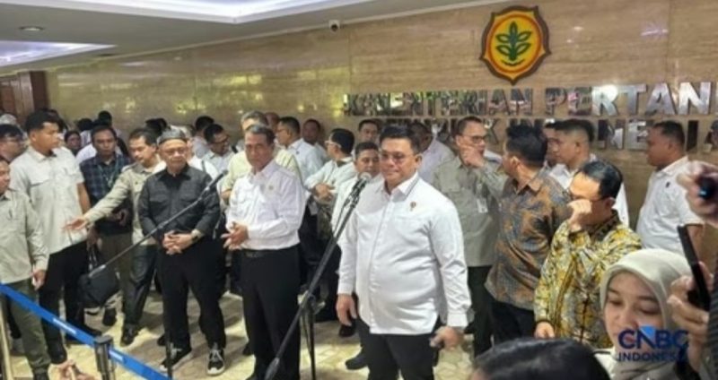 Keterangan Foto: Menteri Pertanian Amran Sulaiman saat memberikan keterangan pers di kantornya, Jakarta.