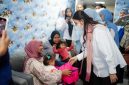 Keterangan Foto: Selvi Gibran Rakabuming saat menyapa keluarga pasien di RSUD Arifin Achmad, Pekanbaru. (dok.ist) 