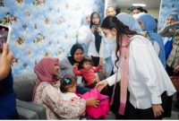 Keterangan Foto: Selvi Gibran Rakabuming saat menyapa keluarga pasien di RSUD Arifin Achmad, Pekanbaru. (dok.ist) 