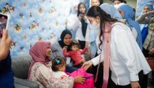 Keterangan Foto: Selvi Gibran Rakabuming saat menyapa keluarga pasien di RSUD Arifin Achmad, Pekanbaru. (dok.ist)