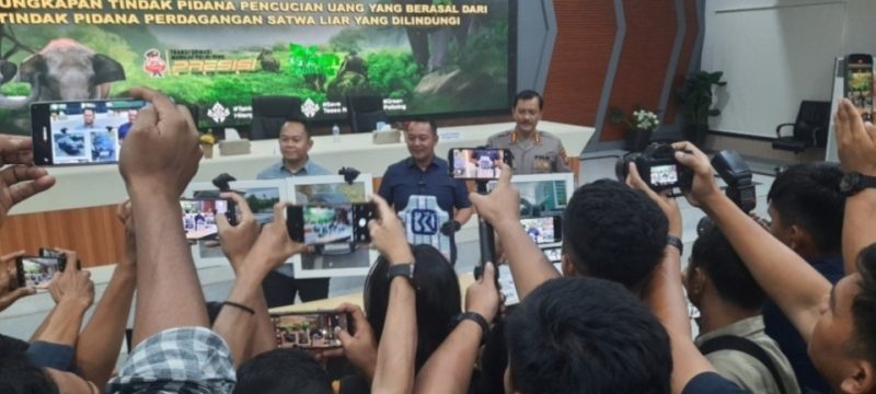Keterangan Foto: Suasana konferensi pers pengungkapan kasus perdagangan satwa liar dilindungi yang dipimpin oleh Direktur Reserse Kriminal Khusus Polda Riau, Kombes Pol Ade Kuncoro, di Media Center Polda Riau, Kamis (11/6/2026).
