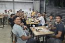 Keterangan foto: Riskyna (baju kuning) duduk di sudut bersama kaum muda, bukti kemampuannya berbaur dengan semua kalangan masyarakat.

