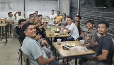 Keterangan foto: Riskyna (baju kuning) duduk di sudut bersama kaum muda, bukti kemampuannya berbaur dengan semua kalangan masyarakat.
