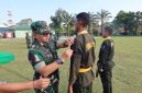 Keterangan foto :  Penyematan tanda peserta Latkadertih PSM Gelombang III oleh Asops Kasdam XIX/Tuanku Tambusai, Kolonel Inf Rendra Dwi Ardhani, S.E., M.Han., sebagai simbol dimulainya latihan kader pelatih di lingkungan Kodam XIX/Tuanku Tambusai, (dok.ist) 