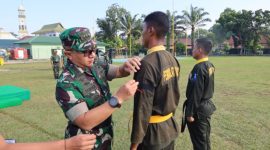 Keterangan foto :  Penyematan tanda peserta Latkadertih PSM Gelombang III oleh Asops Kasdam XIX/Tuanku Tambusai, Kolonel Inf Rendra Dwi Ardhani, S.E., M.Han., sebagai simbol dimulainya latihan kader pelatih di lingkungan Kodam XIX/Tuanku Tambusai, (dok.ist) 