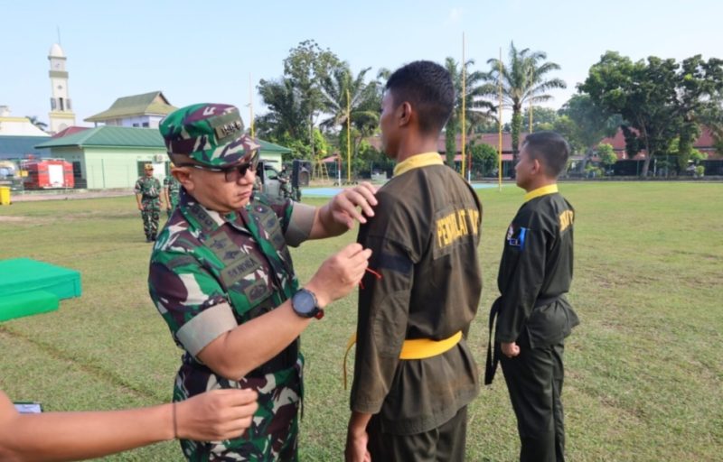 Keterangan foto :  Penyematan tanda peserta Latkadertih PSM Gelombang III oleh Asops Kasdam XIX/Tuanku Tambusai, Kolonel Inf Rendra Dwi Ardhani, S.E., M.Han., sebagai simbol dimulainya latihan kader pelatih di lingkungan Kodam XIX/Tuanku Tambusai, (dok.ist) 