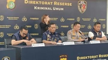 Keterangan Foto  Kombes Pol. Iman Imanuddin, Dirreskrimum Polda Metro Jaya, saat menggelar konferensi pers terkait penangkapan Roy Suryo dan dr Tifa, Jumat (19/6/2026). (Foto: detikcom)