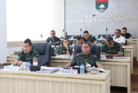 Keterangan Foto: Pangdam XIX/Tuanku Tambusai, Mayjen TNI M. Syech Ismed, S.E., M.Han., memimpin langsung pelaksanaan Tactical Floor Game (TFG) secara virtual bersama jajaran pejabat utama Kodam.