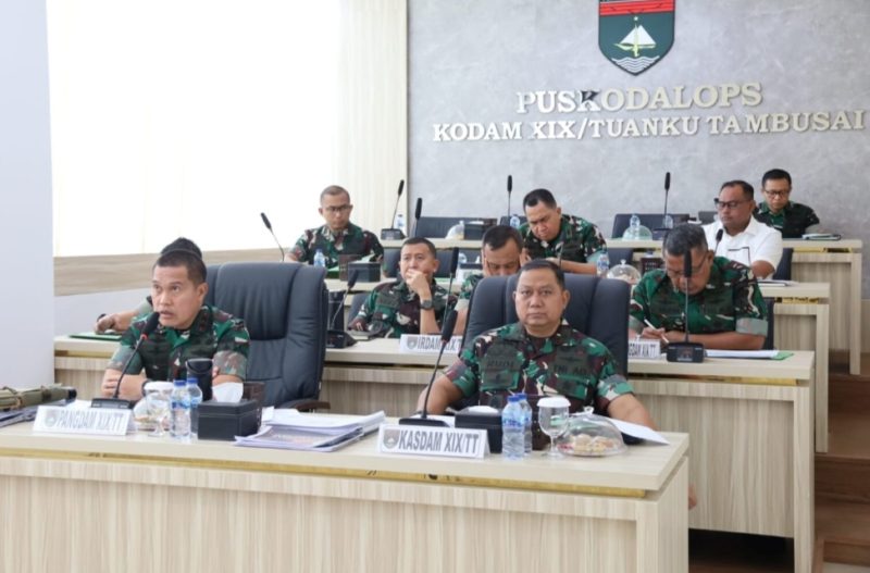 Keterangan Foto: Pangdam XIX/Tuanku Tambusai, Mayjen TNI M. Syech Ismed, S.E., M.Han., memimpin langsung pelaksanaan Tactical Floor Game (TFG) secara virtual bersama jajaran pejabat utama Kodam.