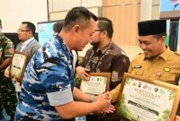 Keterangan Foto: Danlanud Roesmin Nurjadin, Marsma TNI Abdul Haris, memberikan ucapan selamat kepada para penerima sertifikat/penghargaan dari pemerintah dalam acara Bakti Kesehatan HUT Bhayangkara ke-80 di Pekanbaru. (Foto: Istimewa)
