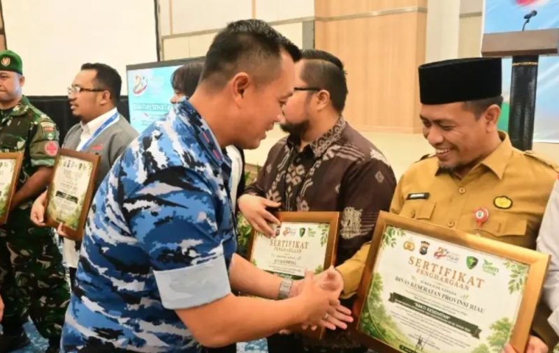 Keterangan Foto: Danlanud Roesmin Nurjadin, Marsma TNI Abdul Haris, memberikan ucapan selamat kepada para penerima sertifikat/penghargaan dari pemerintah dalam acara Bakti Kesehatan HUT Bhayangkara ke-80 di Pekanbaru. (Foto: Istimewa)
