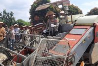 Keterangan Foto: Karo SDM Polda Riau, Kombes Pol. Dr. Boy Jeckson Situmorang, S.H., S.I.K., M.H., saat memimpin panen raya jagung pipil kuartal II menggunakan mesin combine di kompleks UPT Pelatihan dan Penyuluhan Pertanian, Jalan Kaharuddin Nasution.(dok.ist) 