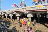 Keterangan Foto: Tim SAR gabungan saat mengevakuasi jenazah Suhandi (27) yang ditemukan tewas usai jatuh ke Sungai Siak, (dok.ist) 