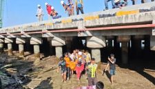 Keterangan Foto: Tim SAR gabungan saat mengevakuasi jenazah Suhandi (27) yang ditemukan tewas usai jatuh ke Sungai Siak, (dok.ist) 