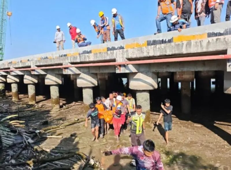 Keterangan Foto: Tim SAR gabungan saat mengevakuasi jenazah Suhandi (27) yang ditemukan tewas usai jatuh ke Sungai Siak, (dok.ist) 