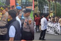 Keterangan Foto: Sejumlah mahasiswa yang tergabung dalam Aliansi Cipayung Plus menyuarakan orasi di depan gerbang Mapolda Riau.(dok.ist) 
