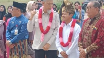 Keterangan Foto: Wakil Menteri Pendidikan Dasar dan Menengah RI, Fajar Riza Ul Haq (tengah), bersama Wali Kota Dumai H. Paisal, SKM., MARS (kedua kiri), Sekretaris Daerah Kota Dumai (kiri), serta Ketua DPRD Kota Dumai (kanan), saat kunjungan kerja ke Sekolah Maitreyawira, Dumai. (dok.ist) 