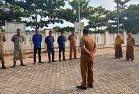 Keterangan foto :  Camat Negeri Agung, Hepi Haryanto, S.E., tengah memimpin jalannya apel rutin para pegawai dan staf di lingkungan Pemerintah Kecamatan Negeri Agung, Senin (6/7/2026).

