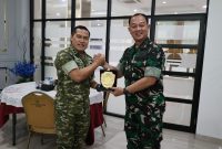 Keterangan Foto : Suasana penuh keakraban saat Pangdam XIX/Tuanku Tambusai, Mayjen TNI Dr. Agus Hadi Waluyo, bertukar cenderamata dengan Dirdik Sesko AU, Marsma TNI Dr. Handoko Ivan Haryanto, di Makodam XIX/Tuanku Tambusai, Selasa (14/7/2026). (dok. Pendam)
