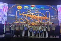 Keterangan Foto: Kepala Badan Strategi Kebijakan Dalam Negeri (BSKDN) Kemendagri, Yusharto Huntoyungo, berfoto bersama mahasiswa Kuliah Kerja Nyata (KKN) Universitas Cenderawasih (Uncen) usai kegiatan Pemberdayaan Masyarakat Berbasis Kearifan Lokal dan Penguatan Ekonomi Kreatif di Auditorium Uncen Jayapura. 