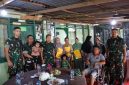 Keterangan Foto: Pangdam XIX/Tuanku Tambusai, Mayjen TNI Dr. Agus Hadi Waluyo, S.A.P., M.M., CHRMP., memberi kursi roda kepada prajurit yang mengalami kelumpuhan motorik, dan bantuan kepada empat keluarga lainya,  saat kegiatan anjangsana di Asrama Pancasila, Kecamatan Sail, Kota Pekanbaru, Rabu (29/7/2026).