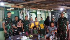 Keterangan Foto: Pangdam XIX/Tuanku Tambusai, Mayjen TNI Dr. Agus Hadi Waluyo, S.A.P., M.M., CHRMP., memberi kursi roda kepada prajurit yang mengalami kelumpuhan motorik, dan bantuan kepada empat keluarga lainya,  saat kegiatan anjangsana di Asrama Pancasila, Kecamatan Sail, Kota Pekanbaru, Rabu (29/7/2026).