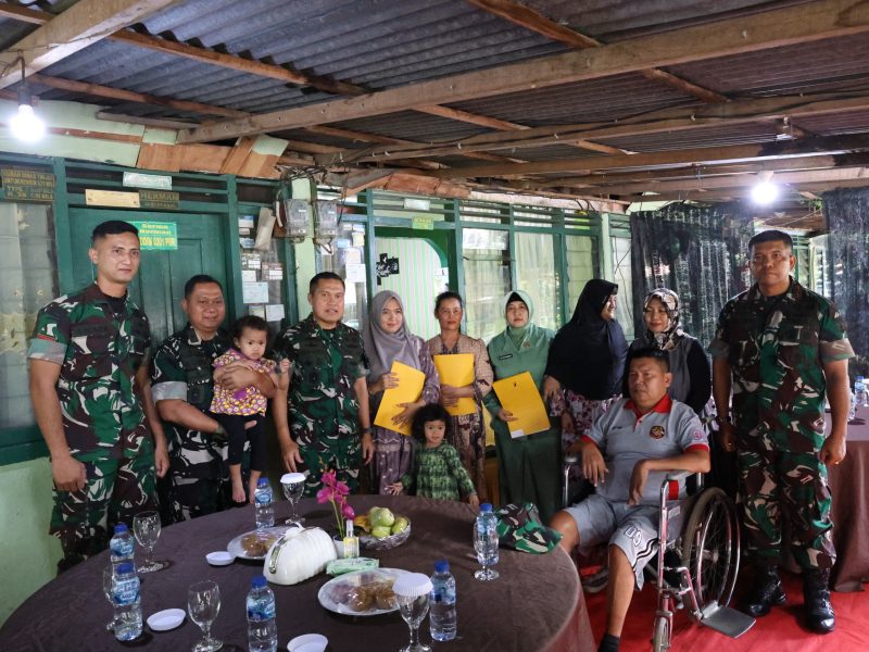 Keterangan Foto: Pangdam XIX/Tuanku Tambusai, Mayjen TNI Dr. Agus Hadi Waluyo, S.A.P., M.M., CHRMP., memberi kursi roda kepada prajurit yang mengalami kelumpuhan motorik, dan bantuan kepada empat keluarga lainya,  saat kegiatan anjangsana di Asrama Pancasila, Kecamatan Sail, Kota Pekanbaru, Rabu (29/7/2026).