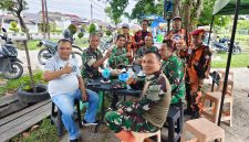 Keterangan Foto: Ketua PAC PP Siak Hulu bersama Komandan Koramil 06/Siak Hulu, Kapten Arh Diding Sukardi, tampak akrab berbincang santai usai pelaksanaan karya bakti.