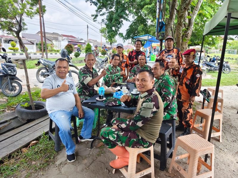 Keterangan Foto: Ketua PAC PP Siak Hulu bersama Komandan Koramil 06/Siak Hulu, Kapten Arh Diding Sukardi, tampak akrab berbincang santai usai pelaksanaan karya bakti.