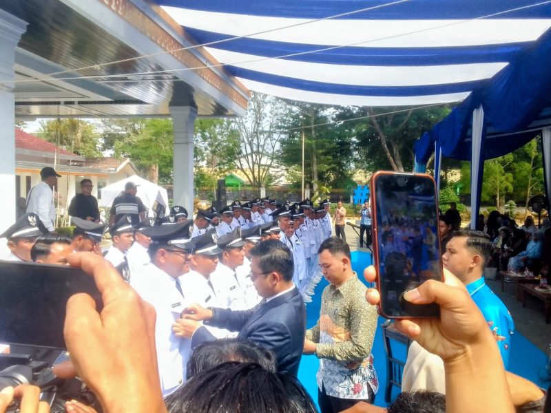 Keterangan Foto: Walikota Langsa, Jeffry Sentana S Putra, S.E., memimpin pengambilan sumpah dan pelantikan 47 geuchik terpilih dari lima kecamatan di Kota Langsa, Kamis (30/7/2026).