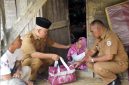 Keterangan Foto: Plh Kepala Dinas Sosial Tapanuli Tengah, Faisal Fahmi Lubis, menyerahkan bantuan sosial kepada penyandang disabilitas warga Lubuk Tukko, Kecamatan Pandan.