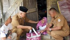Keterangan Foto: Plh Kepala Dinas Sosial Tapanuli Tengah, Faisal Fahmi Lubis, menyerahkan bantuan sosial kepada penyandang disabilitas warga Lubuk Tukko, Kecamatan Pandan.
