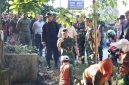 Keterangan Foto: Pangdam XIX Tuanku Tambusai, Mayjen TNI Dr. Agus Hadi Waluyo, S.A.P., M.M., CHRMP., memimpin langsung jalannya Karya Bakti dalam rangka HUT ke-1 Kodam XIX/Tuanku Tambusai.