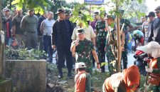 Keterangan Foto: Pangdam XIX Tuanku Tambusai, Mayjen TNI Dr. Agus Hadi Waluyo, S.A.P., M.M., CHRMP., memimpin langsung jalannya Karya Bakti dalam rangka HUT ke-1 Kodam XIX/Tuanku Tambusai.