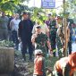 Keterangan Foto: Pangdam XIX Tuanku Tambusai, Mayjen TNI Dr. Agus Hadi Waluyo, S.A.P., M.M., CHRMP., memimpin langsung jalannya Karya Bakti dalam rangka HUT ke-1 Kodam XIX/Tuanku Tambusai.