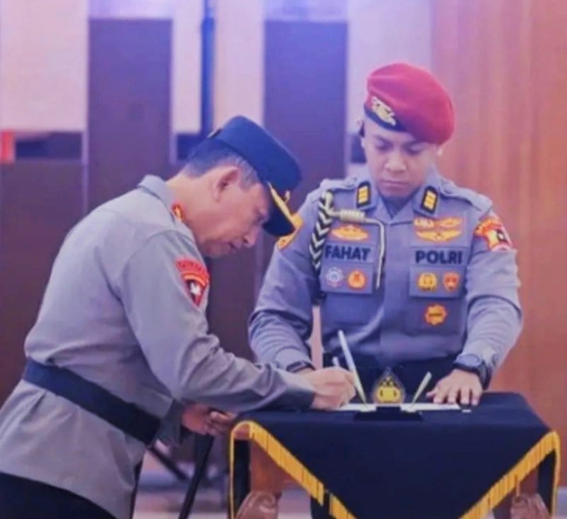 Keterangan foto : Kapolri Jenderal Listyo Sigit Prabowo memimpin langsung upacara pelantikan dan serah terima jabatan (sertijab) enam Kapolda di Ruang Rupattama, Mabes Polri, Jakarta. (dok.ist) 
