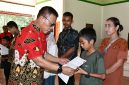Keterangan foto: Bupati Tapanuli Tengah Masinton Pasaribu menyerahkan bantuan Program Indonesia Pintar secara simbolis kepada salah satu penerima manfaat.