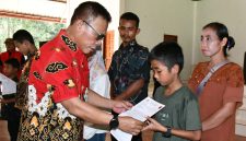 Keterangan foto: Bupati Tapanuli Tengah Masinton Pasaribu menyerahkan bantuan Program Indonesia Pintar secara simbolis kepada salah satu penerima manfaat.