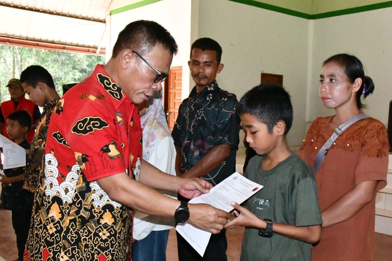 Keterangan foto: Bupati Tapanuli Tengah Masinton Pasaribu menyerahkan bantuan Program Indonesia Pintar secara simbolis kepada salah satu penerima manfaat.