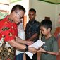 Keterangan foto: Bupati Tapanuli Tengah Masinton Pasaribu menyerahkan bantuan Program Indonesia Pintar secara simbolis kepada salah satu penerima manfaat.